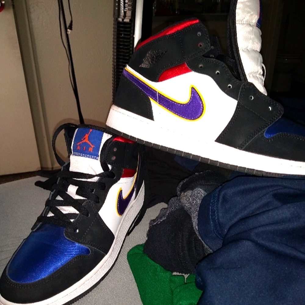 Air Jordan 1's Lakers tribute (retro)